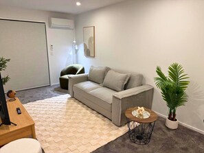 TV - Stylish 2BR Townhouse with Balcony (Christchurch)