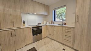 Private kitchen - Family-Friendly 2BR Townhouse with Fenced Yard (Auckland City)