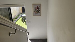 Interior - Family-Friendly 2BR Townhouse with Fenced Yard (Auckland City)
