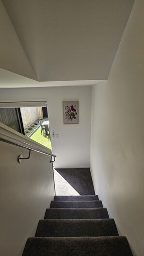 Interior - Family-Friendly 2BR Townhouse with Fenced Yard (Auckland City)