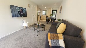 Living area - Family-Friendly 2BR Townhouse with Fenced Yard (Auckland City)