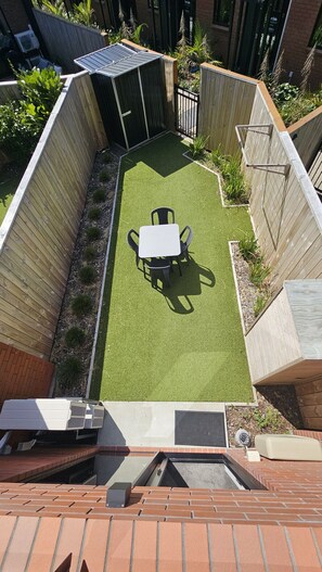 Outdoor dining - Family-Friendly 2BR Townhouse with Fenced Yard (Auckland City)