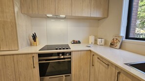 Private kitchen - Family-Friendly 2BR Townhouse with Fenced Yard (Auckland City)