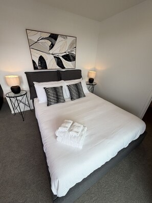 Tabla de planchar con plancha, wifi, ropa de cama