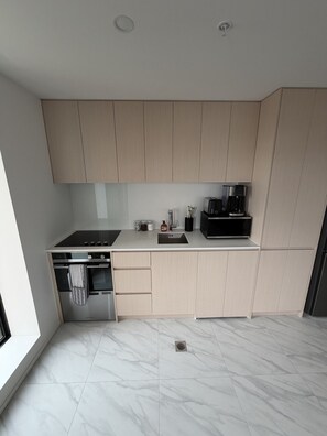 Kylskåp, mikrovågsugn, ugn och spishäll