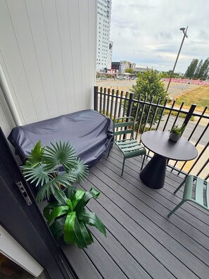 Outdoor spa tub - City-Edge 2BR Townhouse by Te Kaha (Christchurch)