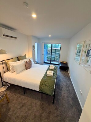 Desk, iron/ironing board, WiFi, bed sheets - City-Edge 2BR Townhouse by Te Kaha (Christchurch)