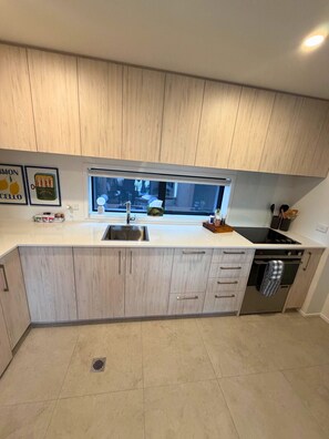Fridge, microwave, oven, stovetop - City-Edge 2BR Townhouse by Te Kaha (Christchurch)