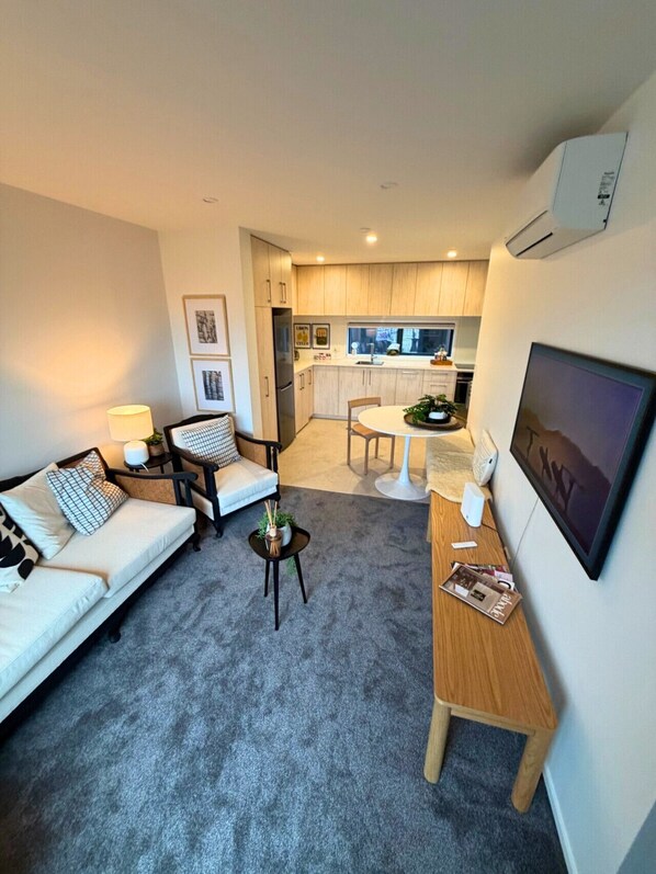 TV - City-Edge 2BR Townhouse by Te Kaha (Christchurch)