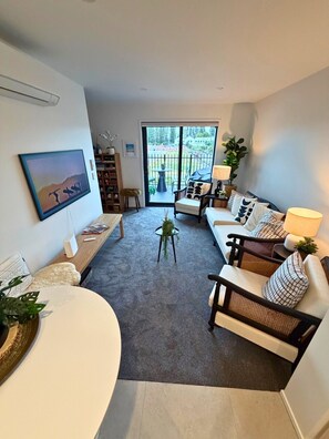 TV - City-Edge 2BR Townhouse by Te Kaha (Christchurch)