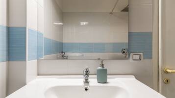 Dusche, Haartrockner, Bidet, Handtücher