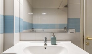 Dusche, Haartrockner, Bidet, Handtücher