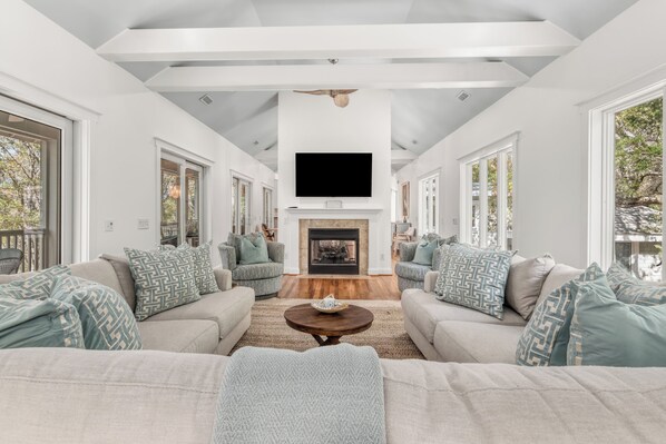 Living area - Pet friendly home located in the middle on Bald Head Island (Bald Head Island)