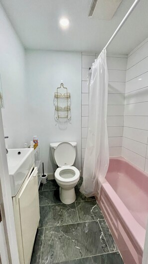 Towels, toilet paper - Steps from McGill: Bright, Central Studio close to everything (Montréal)
