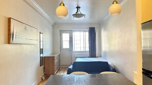 Bed sheets - Steps from McGill: Bright, Central Studio close to everything (Montréal)