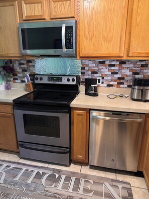 Fridge, oven, stovetop, dishwasher - Large 2/1  House with new woodfloor, laundry, freshly RENOVATED, 2 living rooms! (Jacksonville)