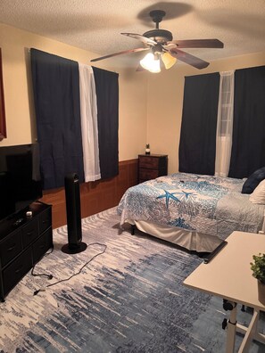 2 bedrooms, desk, iron/ironing board, free WiFi - Large 2/1  House with new woodfloor, laundry, freshly RENOVATED, 2 living rooms! (Jacksonville)