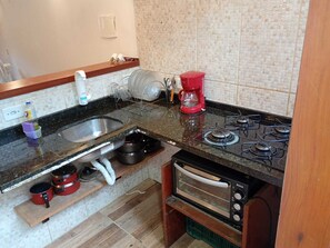 Fridge, oven, stovetop, coffee/tea maker