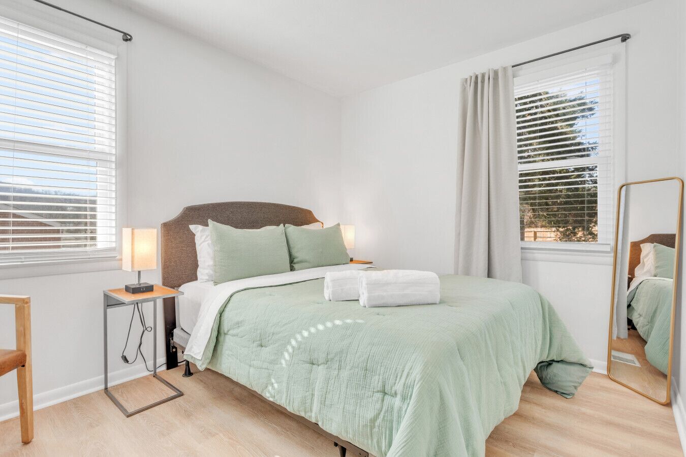 Tabla de planchar con plancha, cuna de viaje, wifi y ropa de cama 