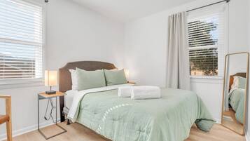 Tabla de planchar con plancha, cuna de viaje, wifi y ropa de cama