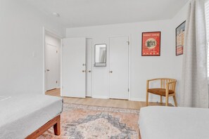 Een strijkplank/strijkijzer, reisbedje, wifi, beddengoed