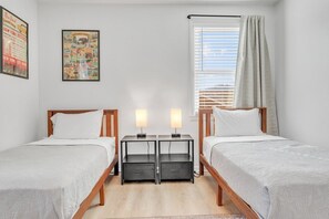 Iron/ironing board, travel cot, WiFi, bed sheets - 5Min to Downtown Franklin/Pet Friendly/Fenced Yard (Franklin)