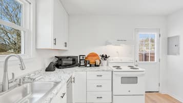 Kylskåp, mikrovågsugn, ugn och spishäll