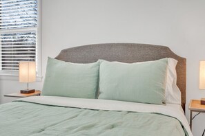 Iron/ironing board, travel cot, WiFi, bed sheets - 5Min to Downtown Franklin/Pet Friendly/Fenced Yard (Franklin)