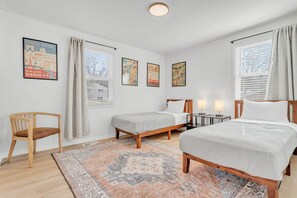 Planxa i posts de planxar, un bressol de viatge, wifi i roba de llit 