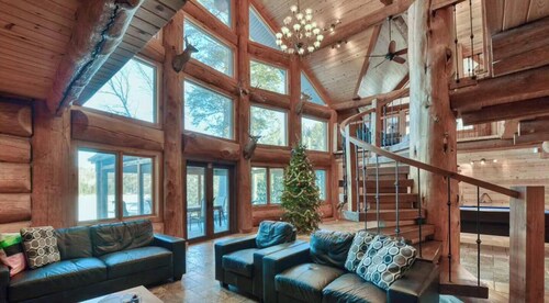 Lakefront Chalet with Spa & Steam Room | Sleeps 12 | 1h from Montreal
