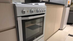 Una cucina moderna con forno e piano cottura integrati.