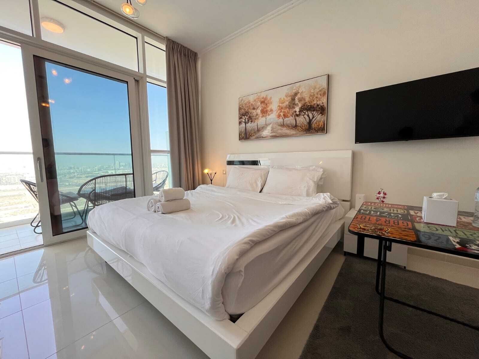 Tabla de planchar con plancha, wifi y ropa de cama 