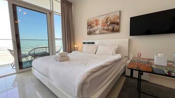 Tabla de planchar con plancha, wifi y ropa de cama