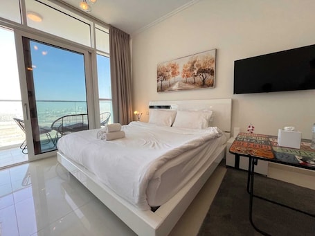 アイロン / アイロン台、WiFi、ベッドシーツ. Premium 1 Bedroom Apartment – DAMAC Hills Dubai