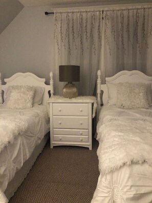 2 bedrooms, iron/ironing board, free WiFi, bed sheets - Beautiful 2-bedroom apartment with AC in cool Windsor (Windsor)