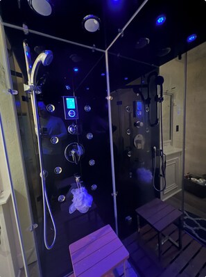 Dusche, Bidet, Handtücher, Seife