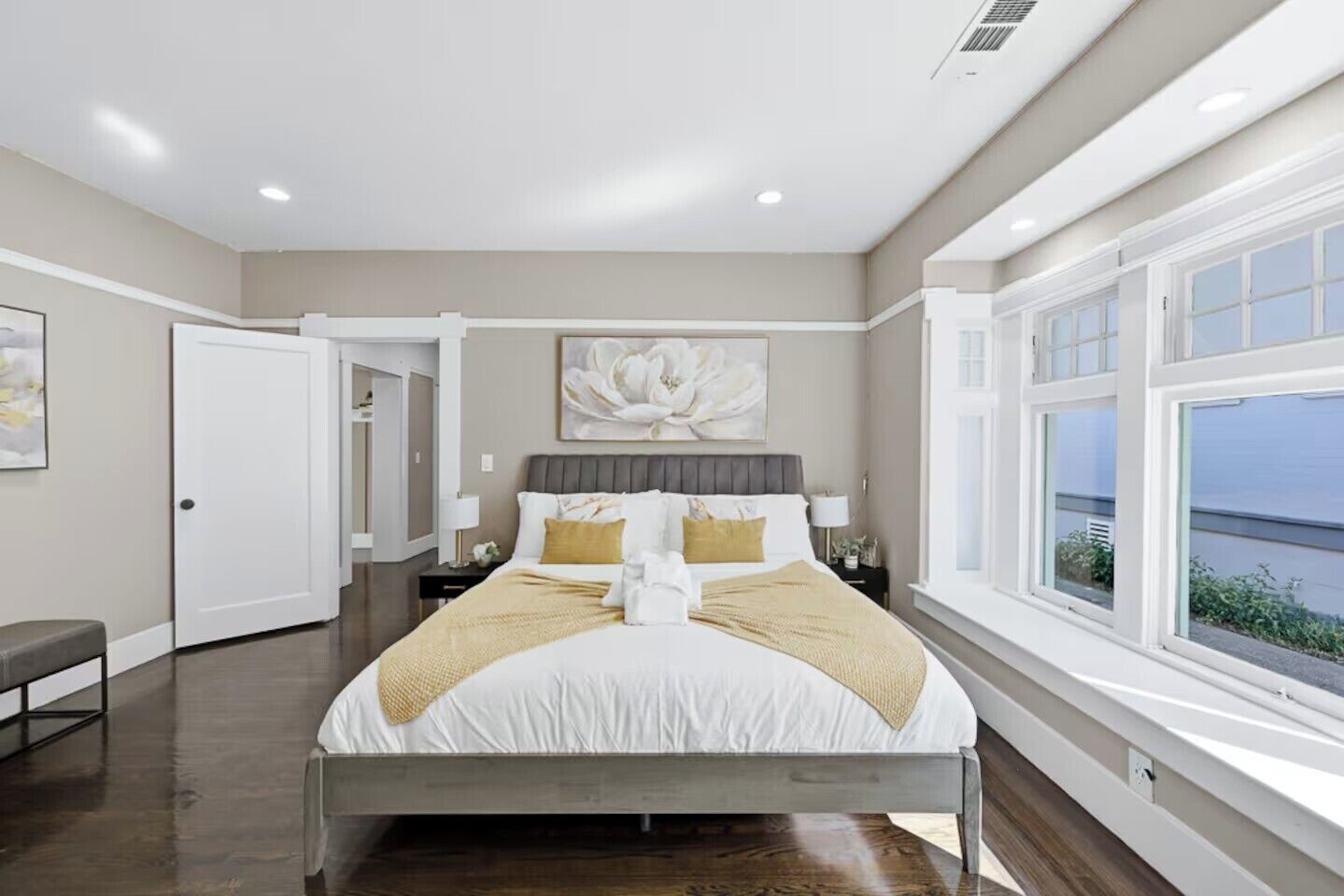 2 bedrooms, desk, iron/ironing board, travel crib