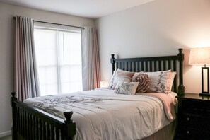 4 habitaciones, escritorio y tabla de planchar con plancha 