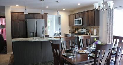 3BR Cottage, Game Room, EV Charger, High Speed Wi-Fi