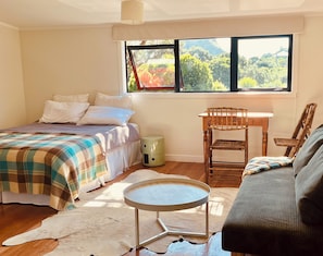 1 bedroom, WiFi, bed sheets - Tranquil sunny spot in the heart of Piha. 10 minutes walk to the beach. (Waitakere)