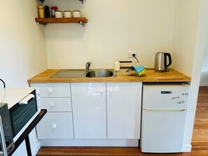 Private kitchen - Tranquil sunny spot in the heart of Piha. 10 minutes walk to the beach. (Waitakere)