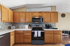 Microwave, oven, stovetop, dishwasher - Superb 4-bedroom house in friendly Omaha neighborhood (Omaha)