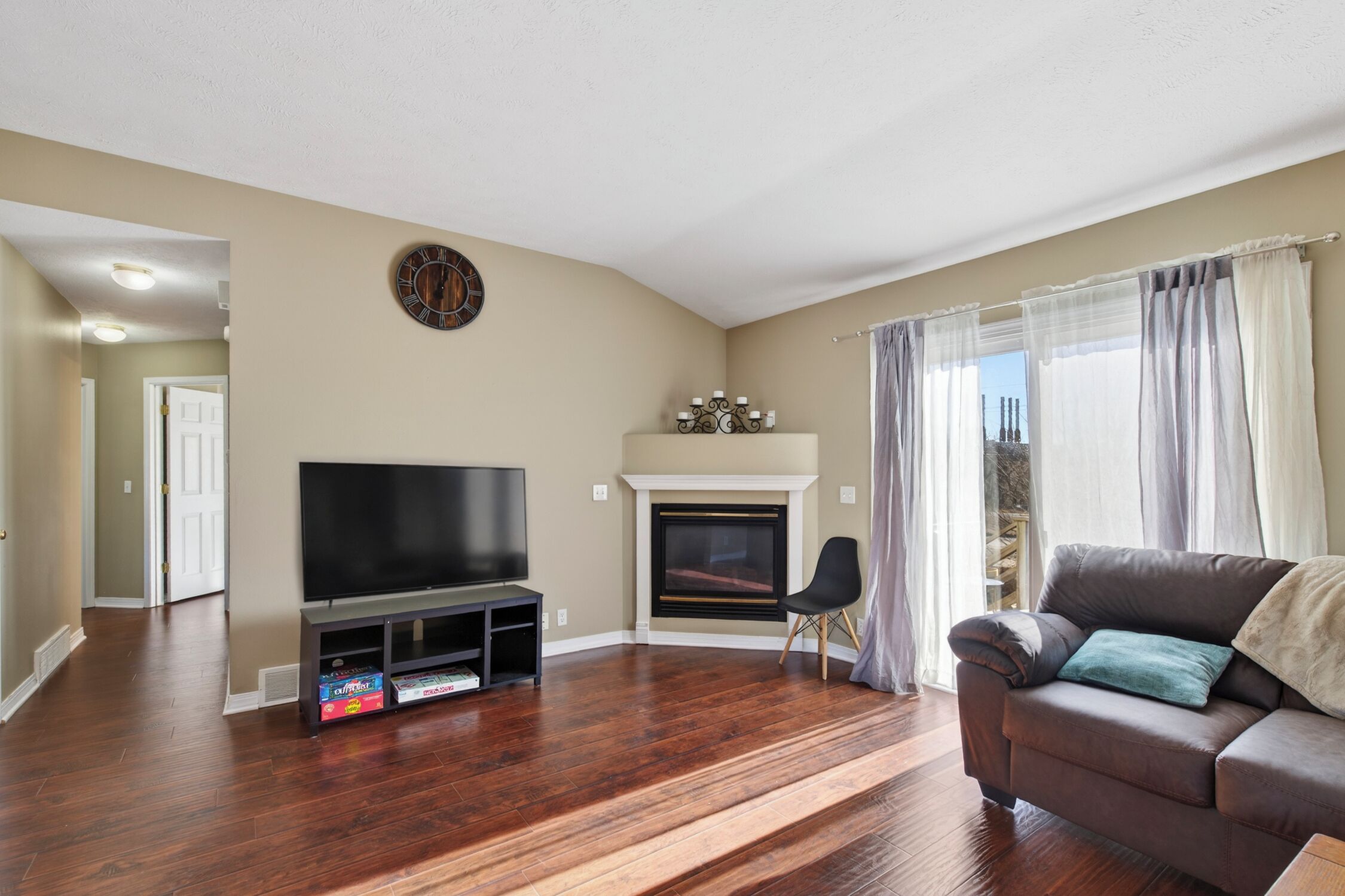 Télévision, cheminée