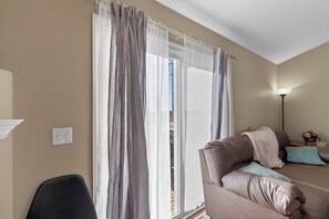 TV, fireplace - Superb 4-bedroom house in friendly Omaha neighborhood (Omaha)