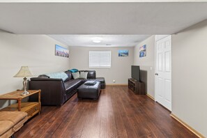 TV, fireplace - Superb 4-bedroom house in friendly Omaha neighborhood (Omaha)