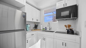 Réfrigérateur, four à micro-ondes, surface de cuisson, cafetière-théière