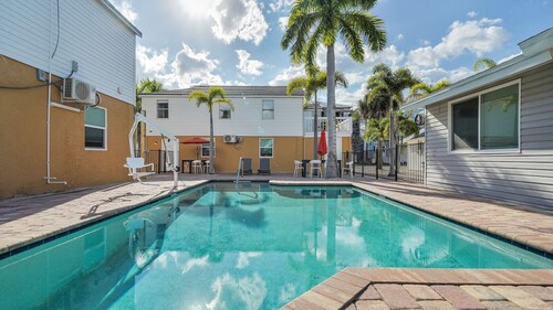 Sage Sands Cottage | Steps to Beach/Pool/ Fort Myers Beach Times Square