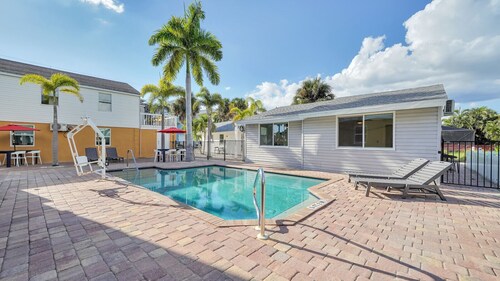 Pink Palm*Steps to Beach*Pool & Sofa Bed- Walk to Times Square, Fort Myers Beach