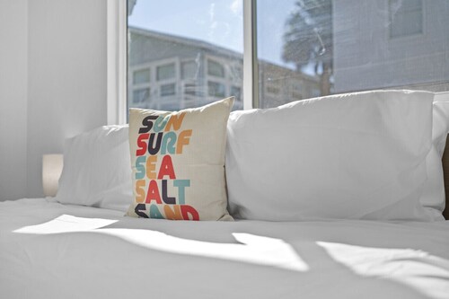 Pink Palm*Steps to Beach*Pool & Sofa Bed- Walk to Times Square, Fort Myers Beach