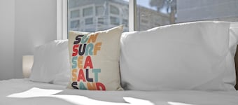 Pink Palm*Steps to Beach*Pool & Sofa Bed- Walk to Times Square, Fort Myers Beach